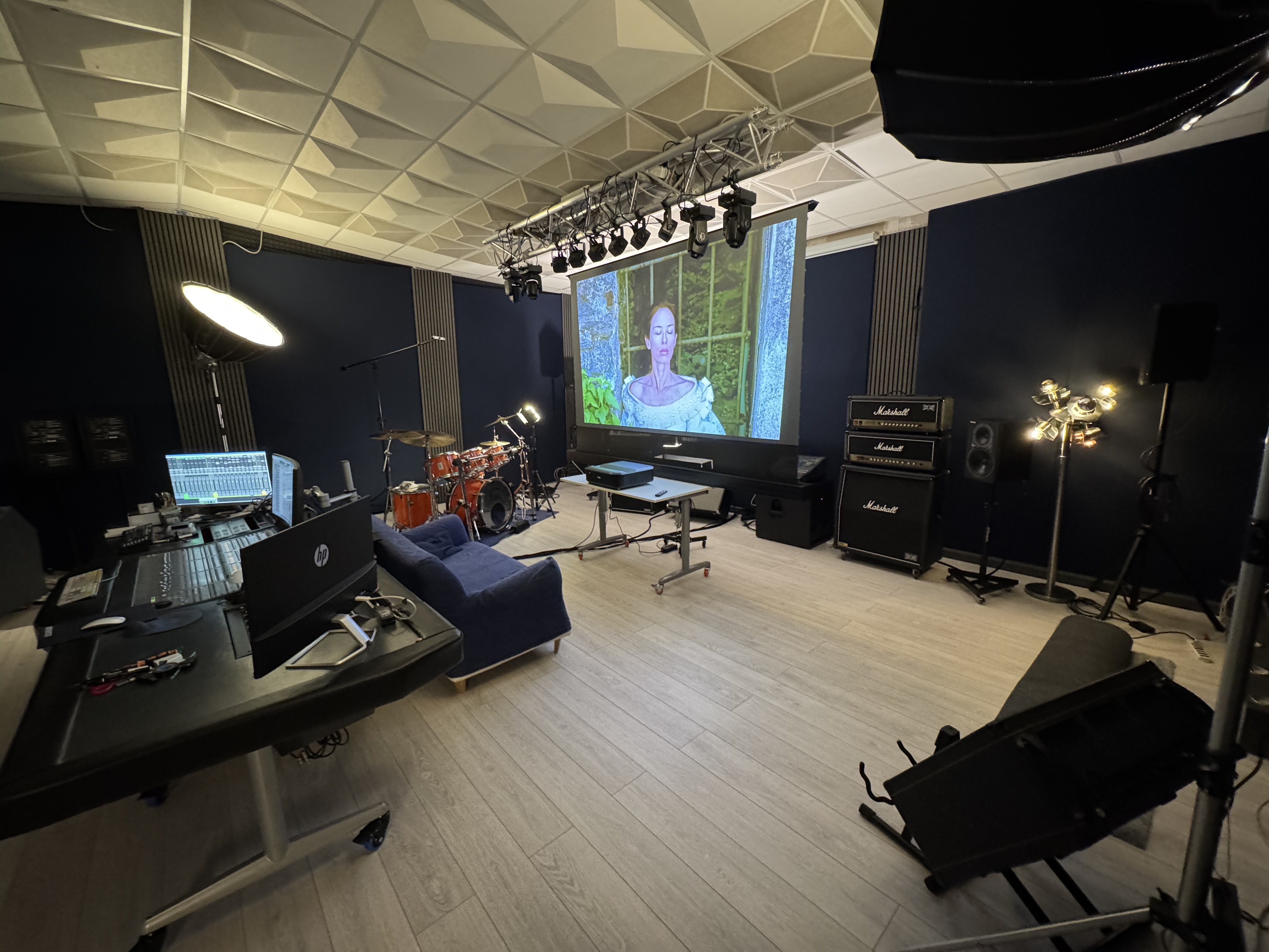 Sala con schermo di proiezione