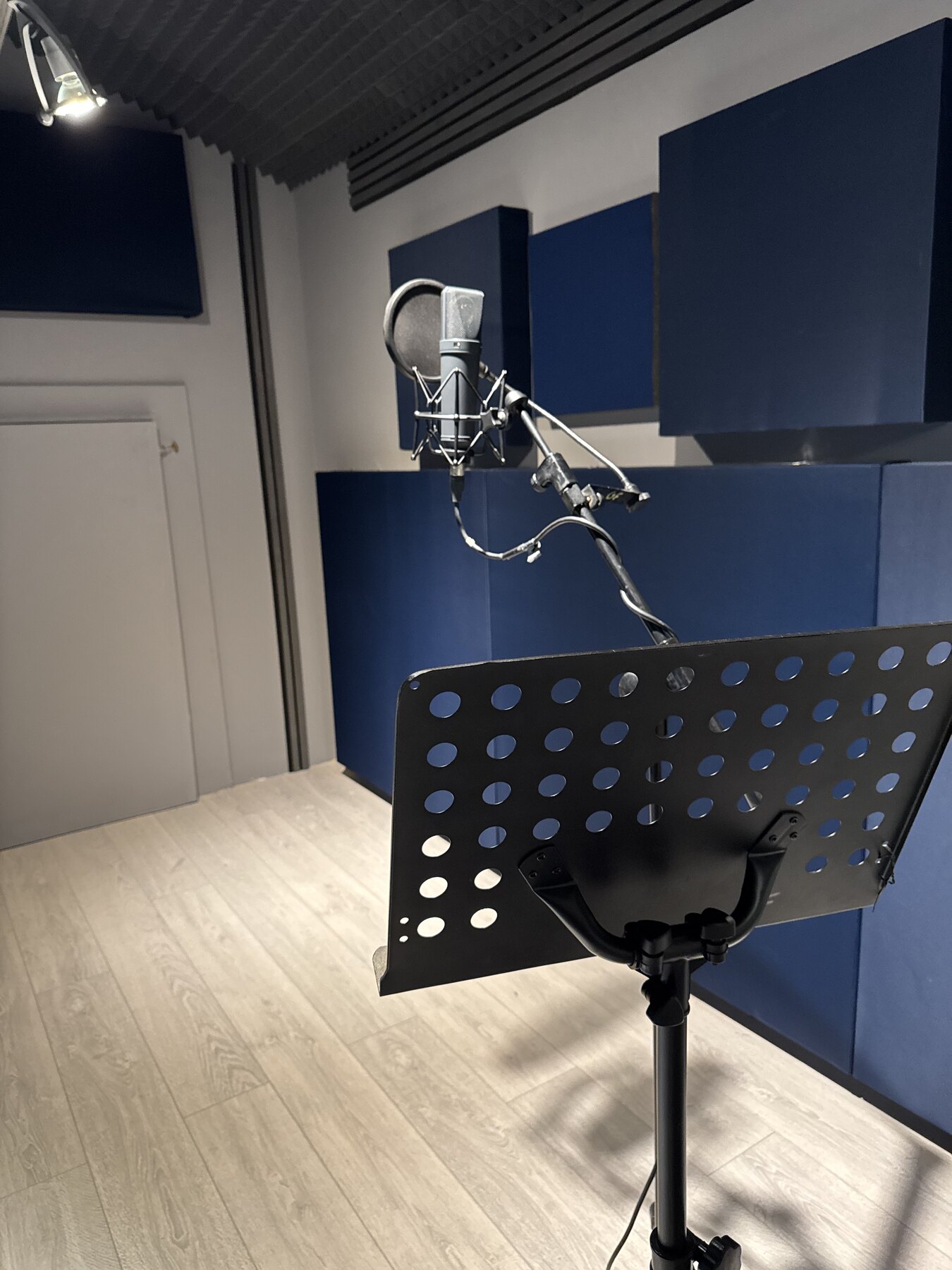 Postazione voce con microfono e leggio
