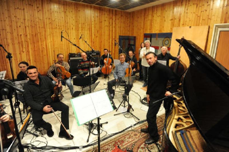 Il gruppo in sala durante le sessioni orchestrali.