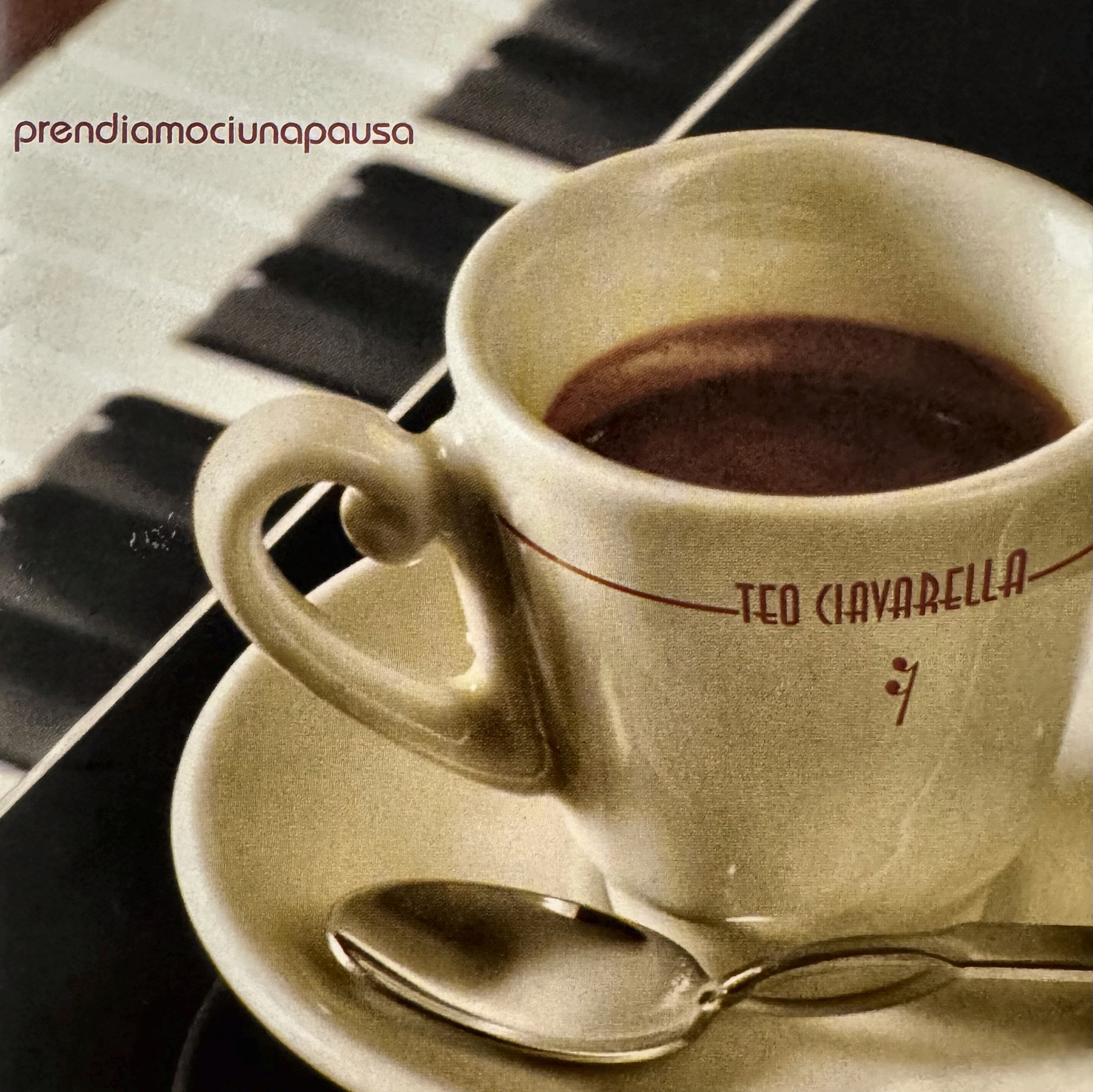 Prendiamoci una pausa di Teo Ciavarella: il caffè e la tastiera sulla copertina.
