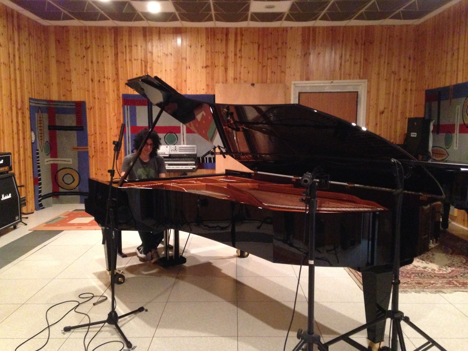 Il pianoforte nella sala di ripresa durante le sessioni di Christmas for You.
